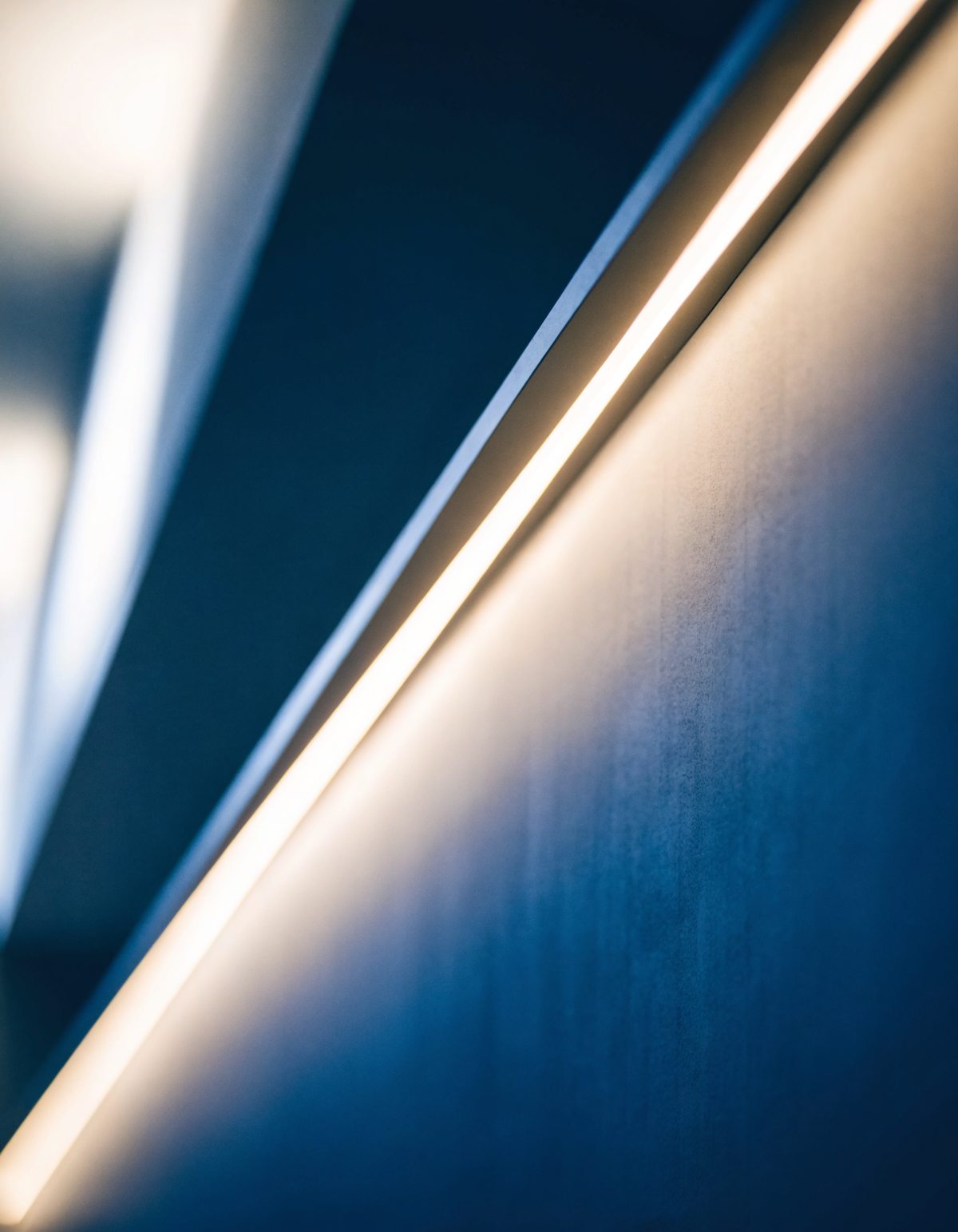 Detal liniowego oświetlenia LED wpuszczonego w sufit