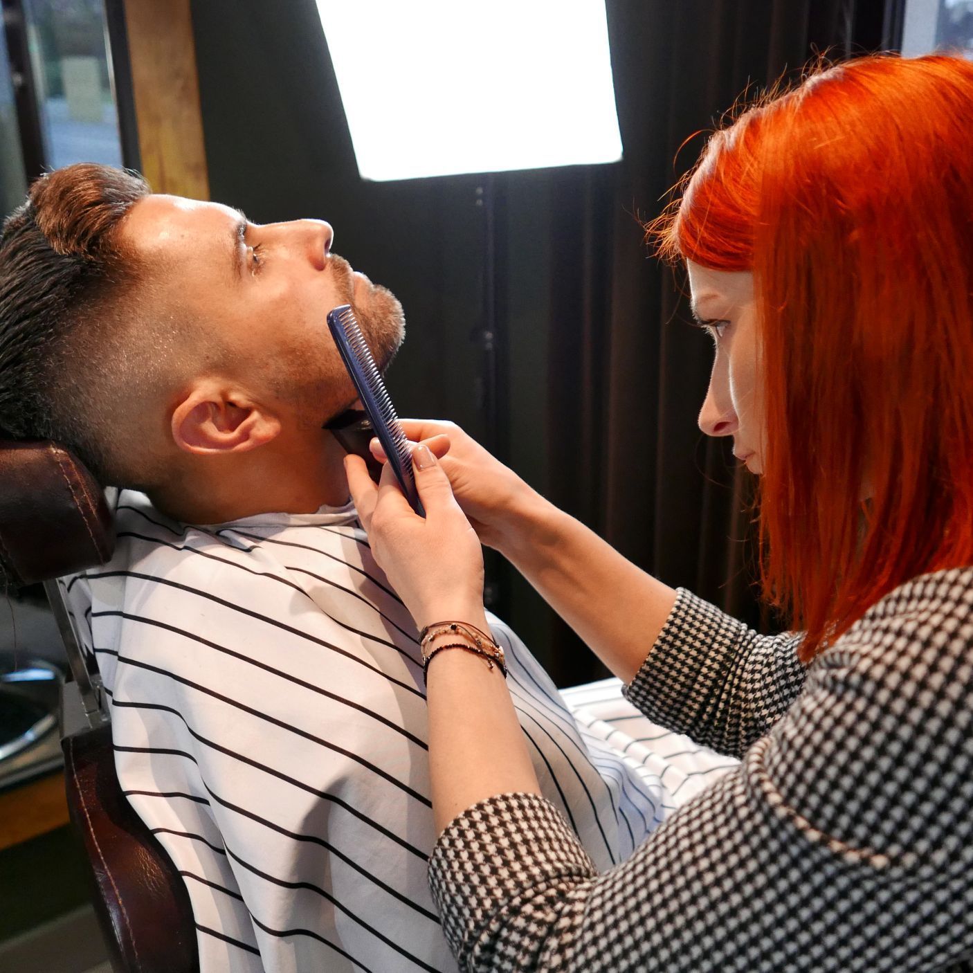 Barber przy pracy w Mama's Boy Barber